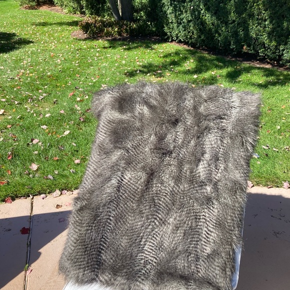 Beautiful Grey Modern Bella Luca Raccoon Fur Accent Fine Lien blanket - Picture 2 of 11